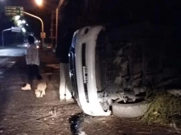 Una camioneta 4×4 volcó luego de atravesar un puente en Rawson