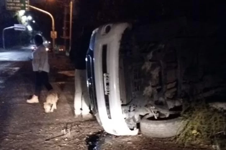 Una camioneta 4×4 volcó luego de atravesar un puente en Rawson