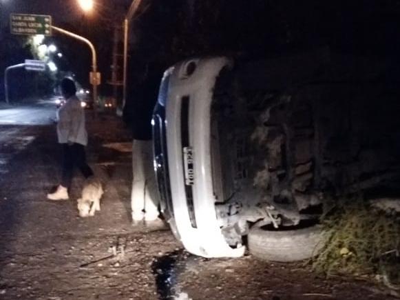 Una camioneta 4×4 volcó luego de atravesar un puente en Rawson