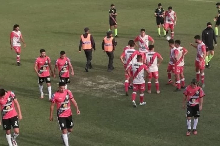 Quebró a un jugador con una brutal patada que estremeció al fútbol de ascenso