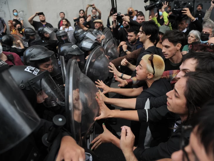 Incidentes en el Incaa durante una manifestación para pedir la renuncia de Luis Puenzo