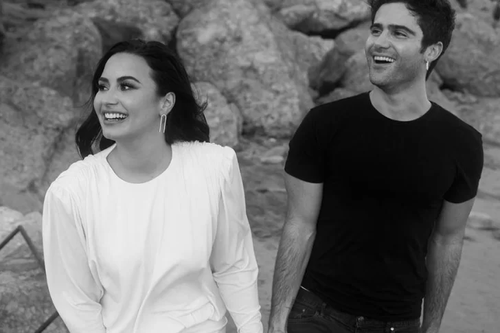 Demi Lovato se comprometió con el actor Max Ehrich