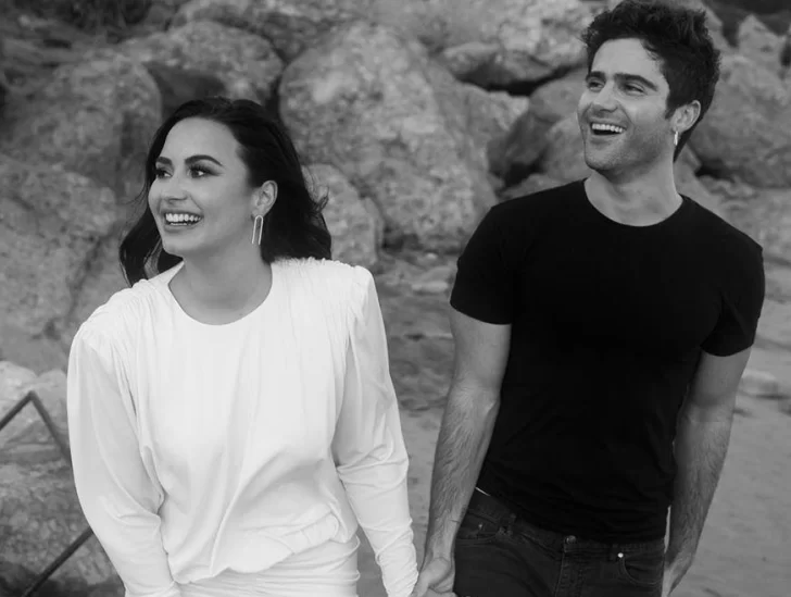 Demi Lovato se comprometió con el actor Max Ehrich