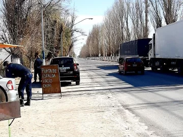 Dos camioneros rompieron la faja de seguridad para comprar comida en Media Agua