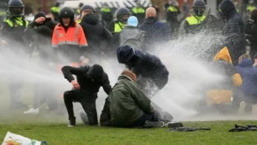 Policía de Ámsterdam usa cañones de agua para dispersar una protesta contra las restricciones del Covid