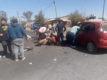 Dos menores chocaron contra un automovilista y se les incendió la moto: los 3 al hospital