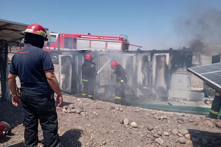 Sofocaron un incendio por una falla eléctrica en la planta de paneles solares de Ullum