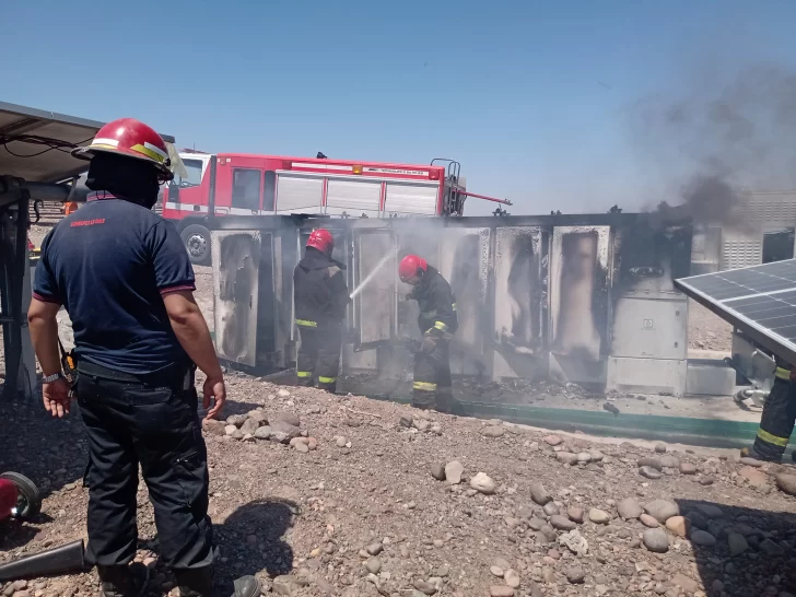 Sofocaron un incendio por una falla eléctrica en la planta de paneles solares de Ullum