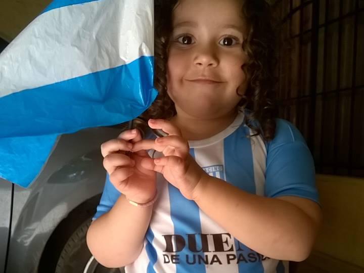 Una nena heredó de su papá el amor por Racing y Beccacece la sorprendió en su cumple