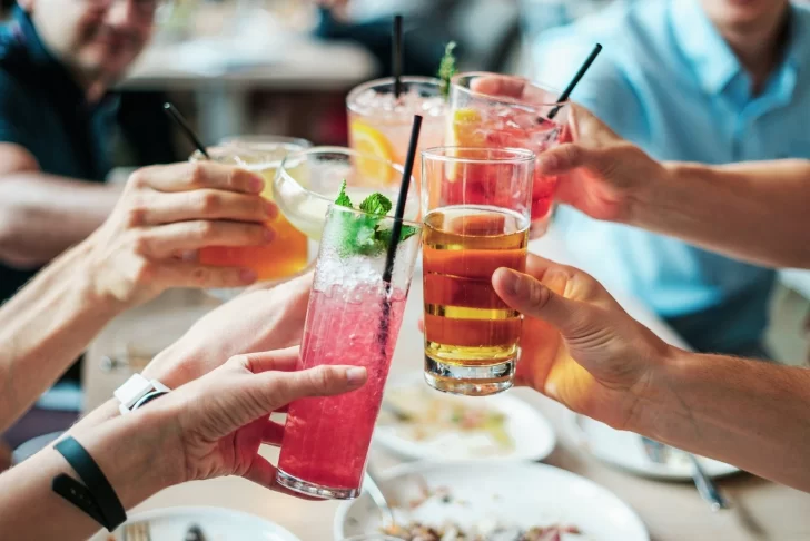 Cómo hacer tragos sencillos con y sin alcohol