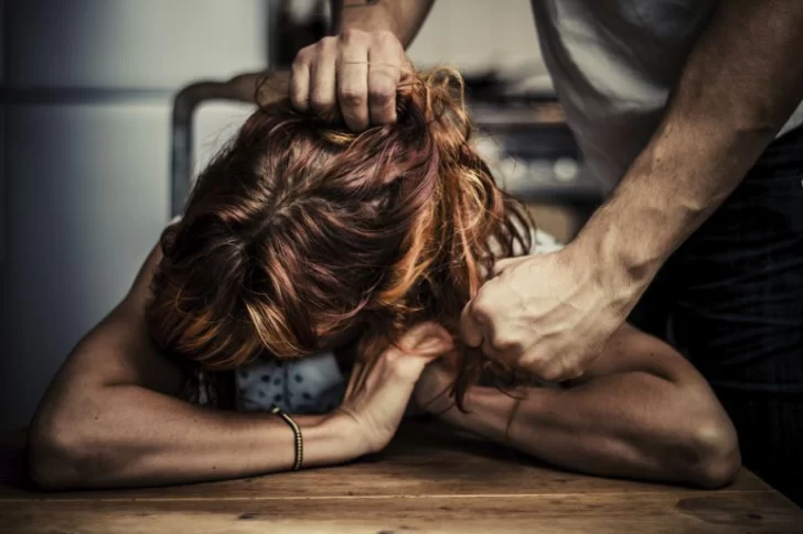 Violento le abrió la oreja a su pareja al arrancarle un aro y le sacó un mechón de pelo