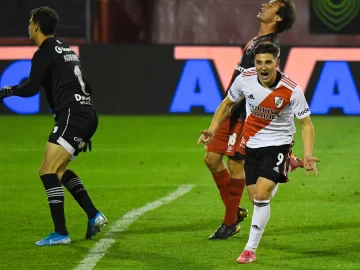 River goleó a Newell’s y acecha a los punteros del campeonato