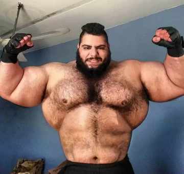 El impactante video del “Hulk iraní” doblando una sartén que se volvió viral