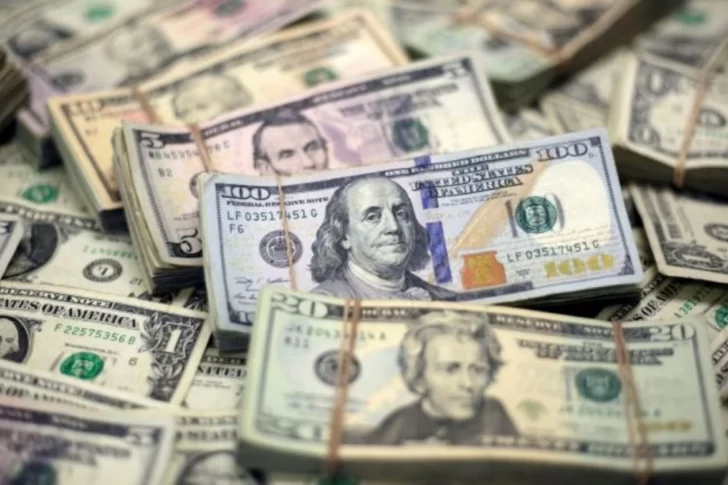 Tras el anuncio de las medidas cambiarias, el dólar cayó $3,63 y se ubicó en $58,41