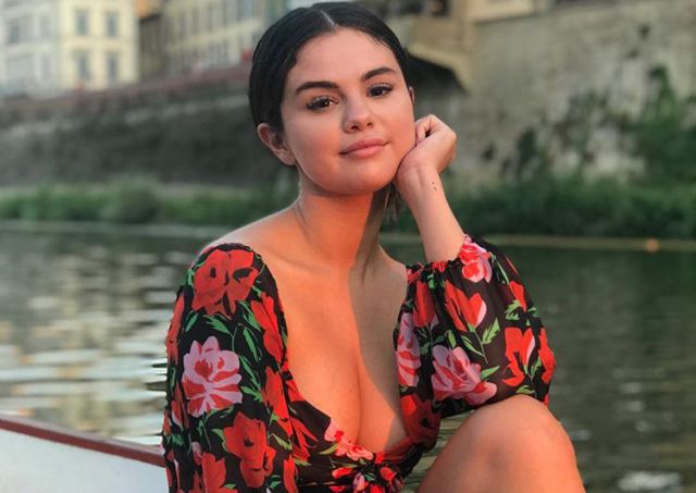 ¡OMG! Selena Gómez se engrasó entera en un taller mecánico por no usar pantalones