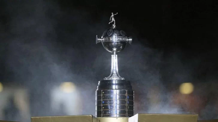 La Conmebol donó la réplica de la Copa Libertadores y nominó a Maradona