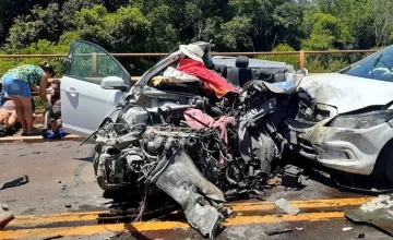 Un terrible accidente entre un colectivo y dos autos deja tres muertos y varios heridos