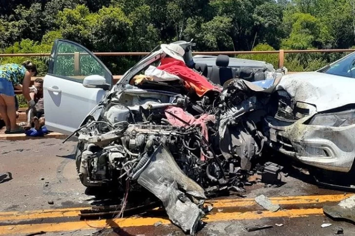 Un terrible accidente entre un colectivo y dos autos deja tres muertos y varios heridos