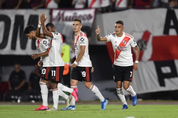 River venció al complicado Banfield y continúa siendo el único puntero