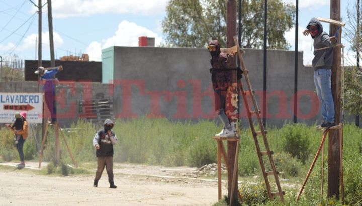 Vecinos de La Quiaca se crucificaron en reclamo de obras