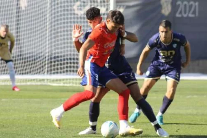 Peñarol perdió con Sol de Mayo en un partido repleto de tarjetas