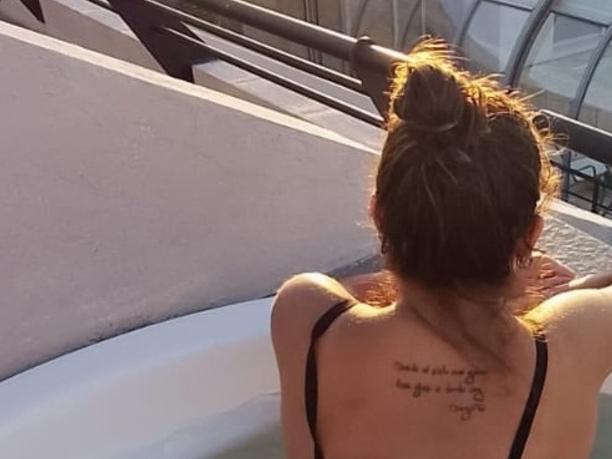 Le sacó una foto a su novia en vacaciones y descubrió un fantasma: la respuesta del hotel