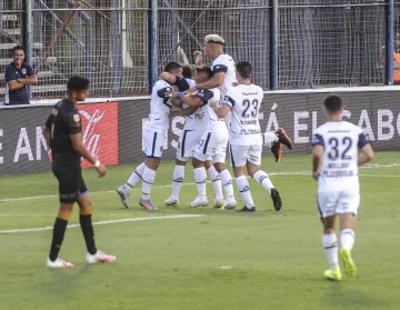 Gran triunfo de Gimnasia ante Talleres, en un partido accidentado