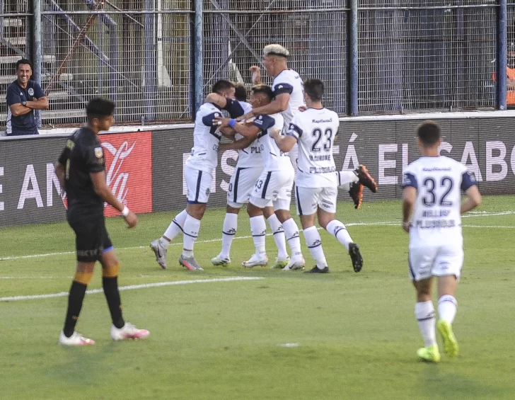 Gran triunfo de Gimnasia ante Talleres, en un partido accidentado