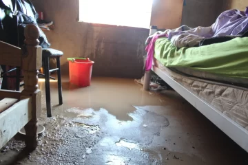 Mojados hasta las rodillas, Bomberos ayudaron a sacar a baldazos el agua de las casas