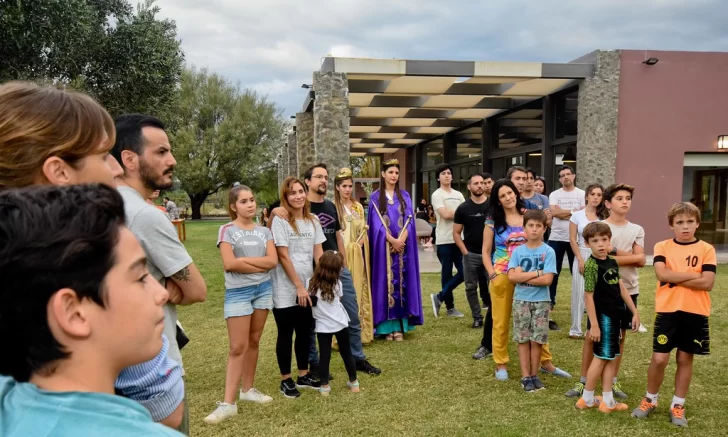 Entre los secretos de la Ciudad y degustando vinos frente a parrales se vive el finde largo