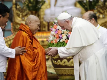 Francisco celebró una multitudinaria misa ante más de 150 mil personas en Myanmar