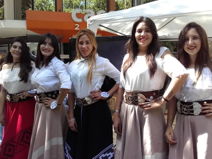 Videos: a pura música, presentaron la Fiesta de la Tradición en la Peatonal