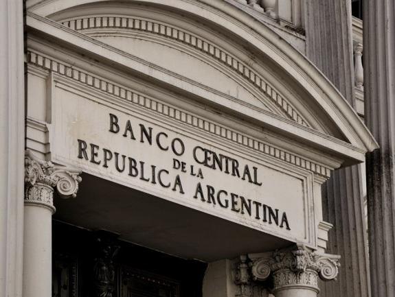 El Banco Central bajó la tasa de interés de referencia al 48%