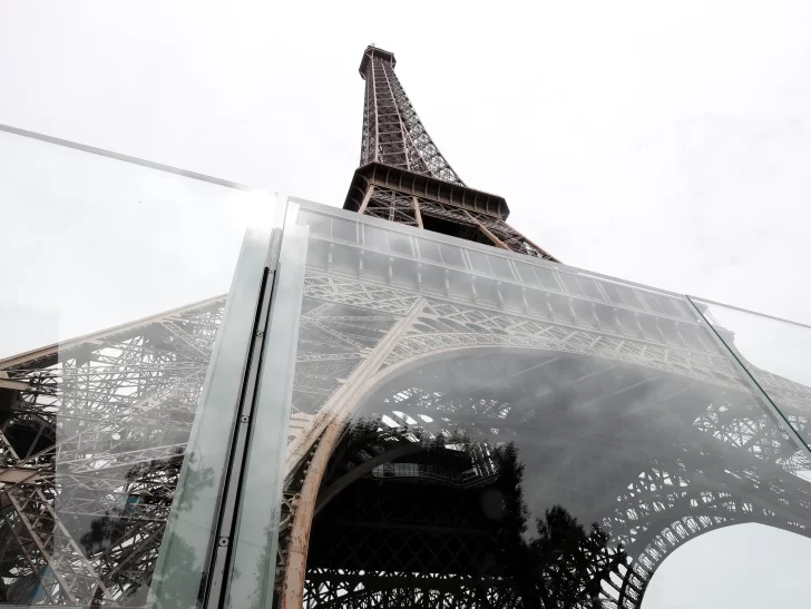 Blindan la torre Eiffel contra atentados