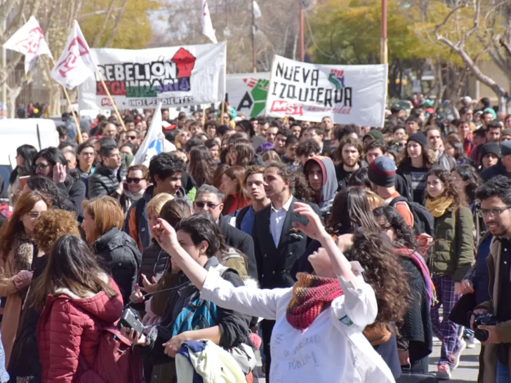 Marcharon para defender a la UNSJ