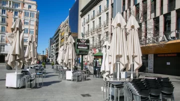 Rebrote en España: cierran bares, boliches y prohíben fumar en las calles