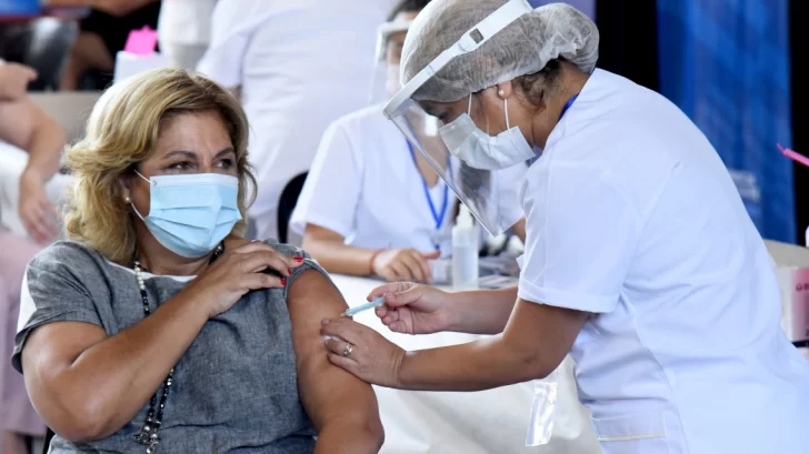 Qué porcentaje de vacunados contrajo Covid-19 en el país según cada vacuna