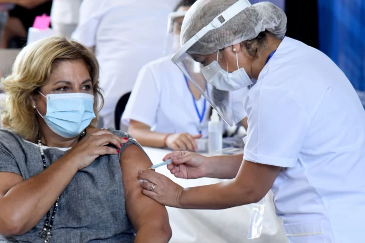 Qué porcentaje de vacunados contrajo Covid-19 en el país según cada vacuna