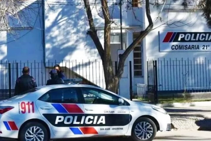 Un hombre y una mujer perdieron el control de su auto y volcaron