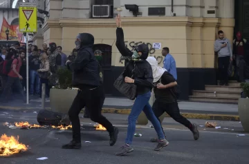 Destrozos y agresiones a periodistas en el acto por Maldonado