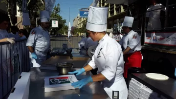 El megaevento pizzero, todo un éxito: largas filas para comprar y ayudar