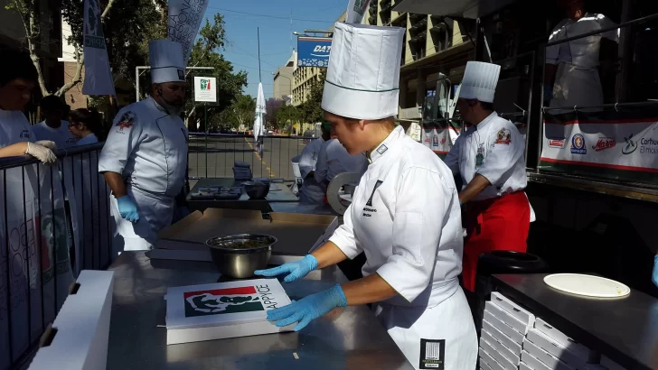 El megaevento pizzero, todo un éxito: largas filas para comprar y ayudar