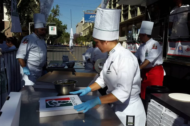 El megaevento pizzero, todo un éxito: largas filas para comprar y ayudar