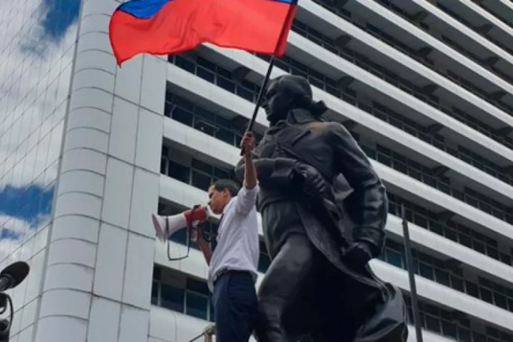 Guaidó encabezó una marcha opositora hacia una prisión del régimen de Maduro