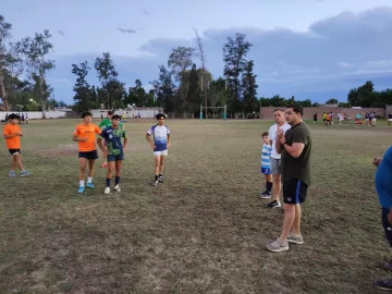 El ex Puma Horacio Agulla presenció un entrenamiento de los juveniles de Alfiles