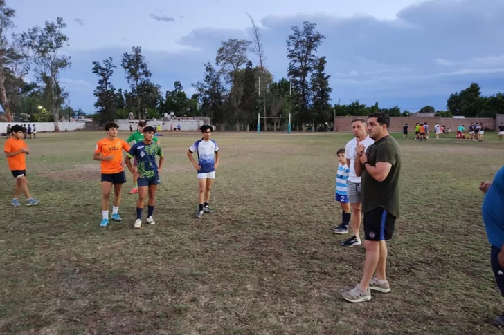 El ex Puma Horacio Agulla presenció un entrenamiento de los juveniles de Alfiles