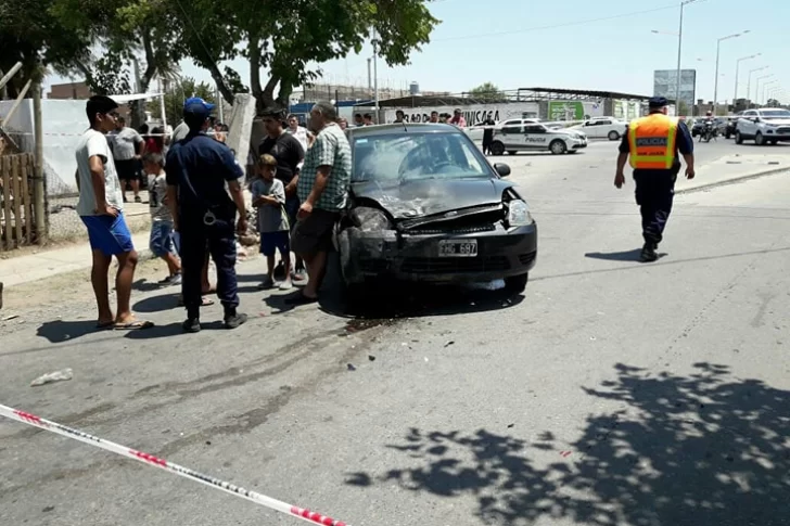 Impresionante choque entre dos autos dejó a uno metido en el fondo de una casa