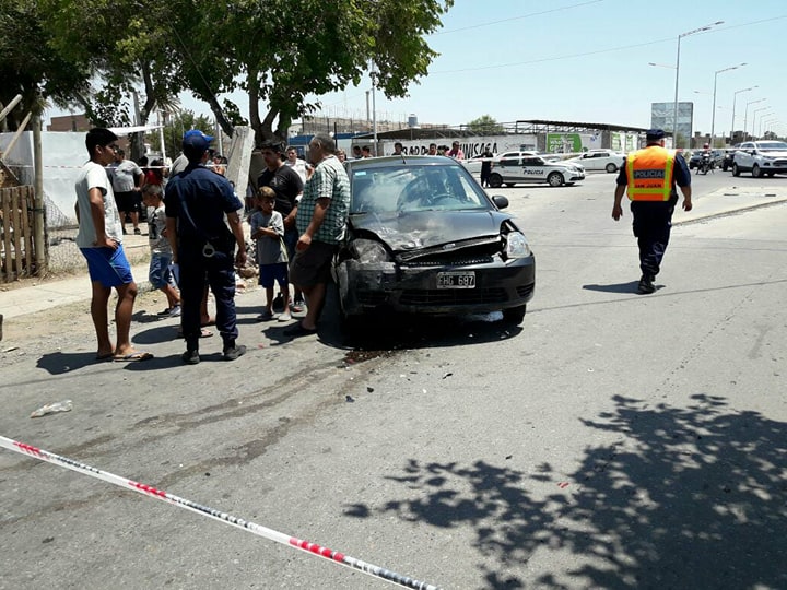 Impresionante choque entre dos autos dejó a uno metido en el fondo de una casa