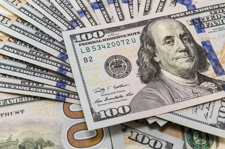 El dólar oficial cerró a $79,89 y el contado con liquidación avanza 1,5%, a $ 149,79