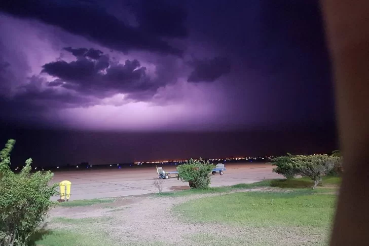 Las espectaculares fotos de la tormenta de anoche tomadas en el aeropuerto